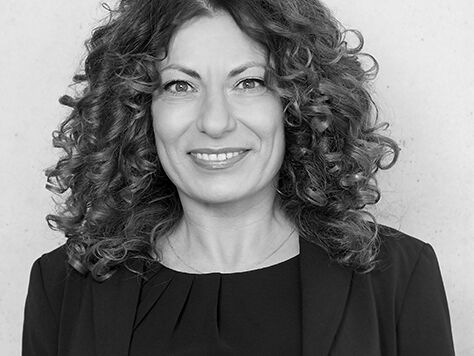 Schwarz-Weiß-Portraitfoto von Tünde Falk - Team Smart Industry - wie datengetrieben ist die Produktion?