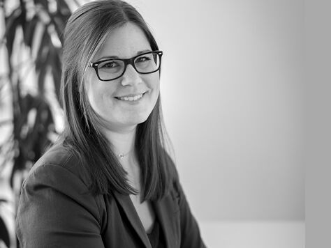 Schwarz-Weiß-Portraitfoto von Jessica Pieroth