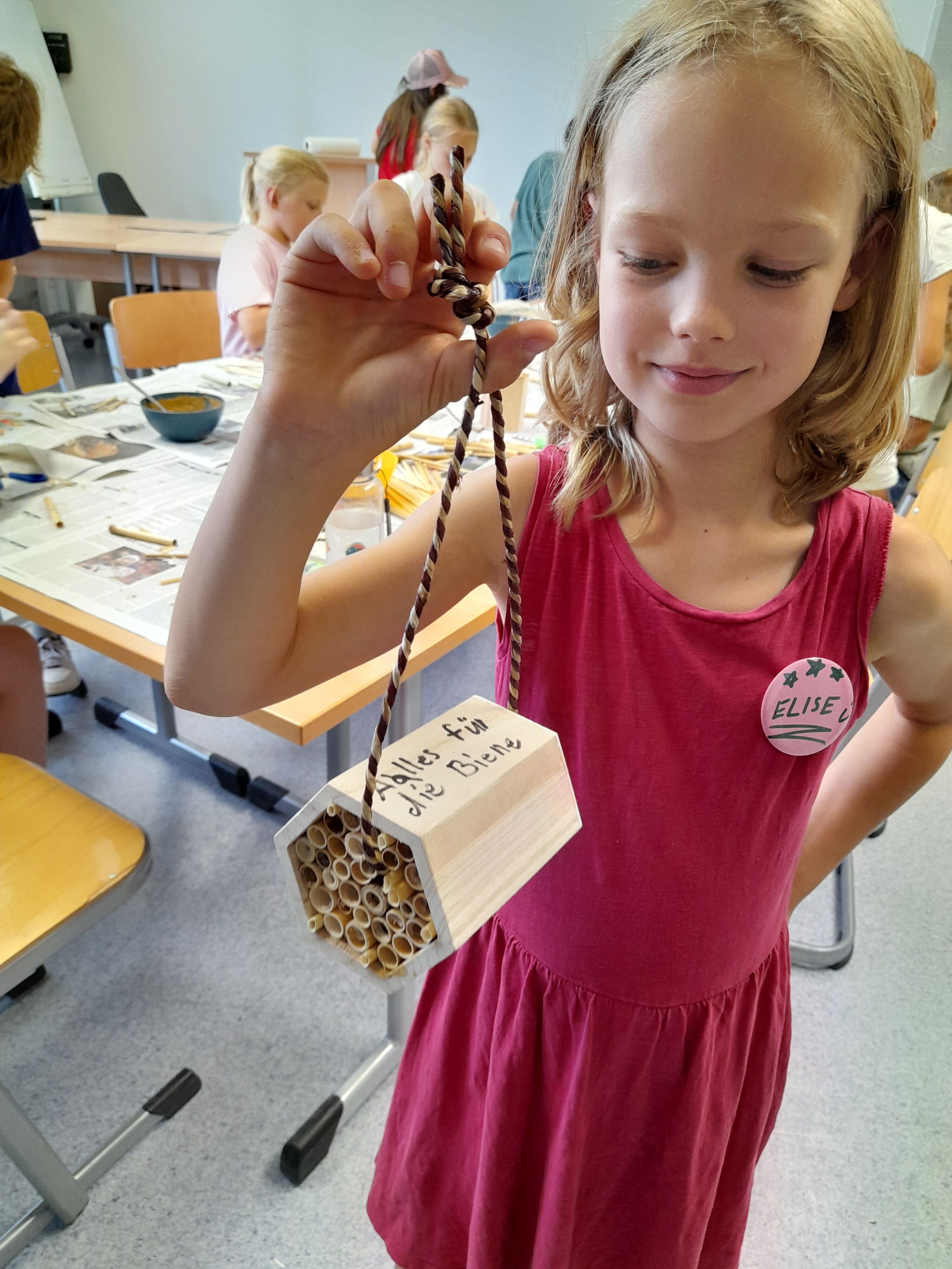 Elise mit ihrem selbstgebauten Insektenhotel