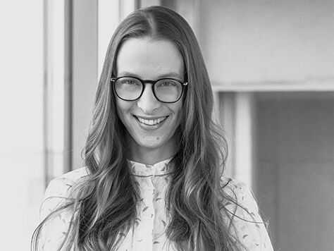 Schwarz-Weiß-Portraitfoto von Dr. Susanne Weiß-Wittstadt