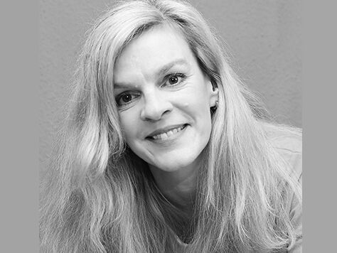 Schwarz-Weiß-Portraitfoto von Britta Käufer