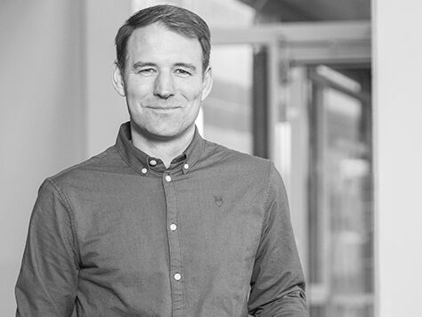 Schwarz-Weiß-Portraitfoto von Prof. Dr. Bruno Grimm