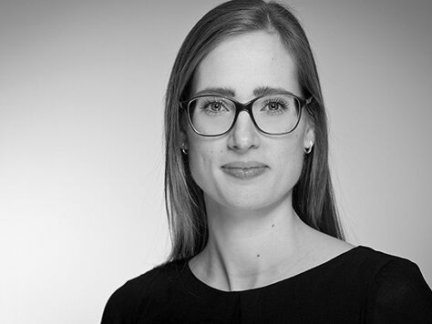 Schwarz-Weiß-Portraitfoto von Almut Plath - Team Soziale Teilhabe digital - Apps für ältere Menschen