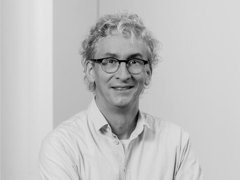 Schwarz-Weiß-Portraitfoto von Thomas Hermsen