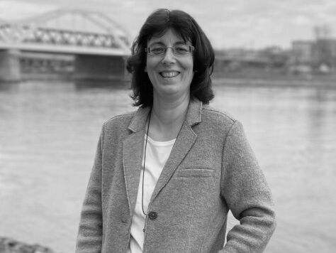 Schwarz-Weiß-Portraitfoto von Anja Schattner