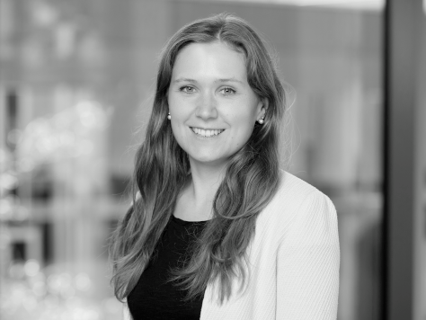 Schwarz-Weiß-Portraitfoto von Hannah Hilgert - Team Digitale Reputation Hochschule Mainz