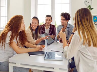 Gruppe von Auszubildenden in Gesundheitsberufen tauscht sich beim Peer-to-Peer-Transfer aus