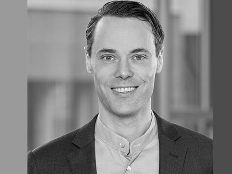 Schwarz-Weiß-Portraitfoto von Prof. Dr. Tobias Walter - Projektleitung Smart Industry - wie datengetrieben ist die Produktion?