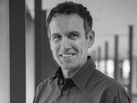 Schwarz-Weiß-Portraitfoto von Prof. Dr. Markus Schaffert - Projektleitung Soziale Teilhabe digital - Apps für ältere Menschen