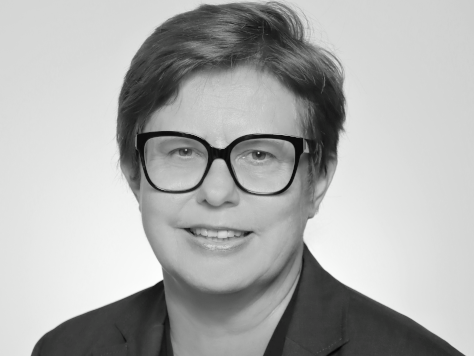 Schwarz-Weiß-Portraitfoto von Prof. Dr. Esther Berkemer - Projektleitung Peer-to-Peer-Transfer