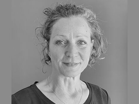 Schwarz-Weiß-Portraitfoto von Sandra Debo-Scholz