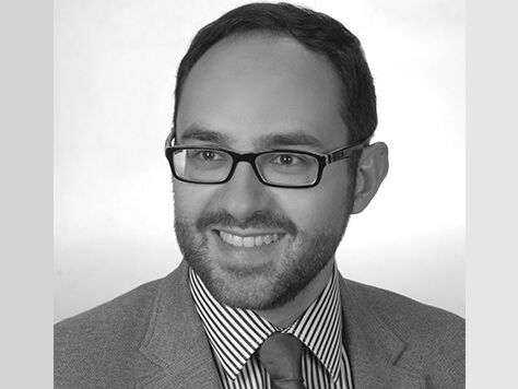 Schwarz-Weiß-Portraitfoto von Prof. Dr. Marcus Sidki