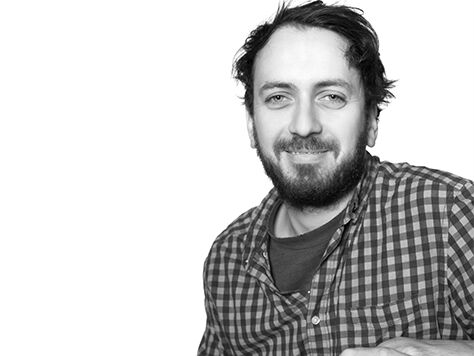 Schwarz-Weiß-Portraitfoto von Sascha Urban - Team Digitale Fertigung Hochschule Mainz