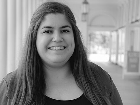 Schwarz-Weiß-Portraitfoto von Luisa-Maria Zangardi - Team Learningsnacks for Mothers