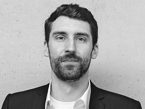 Schwarz-Weiß-Portraitfoto von Bastian Eine