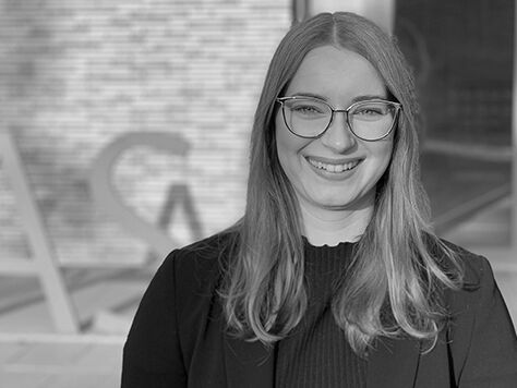 Schwarz-Weiß-Portraitfoto von Anna-Maria Ogermann