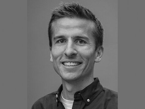 Schwarz-Weiß-Portraitfoto von Prof. Dr. Pascal Neis - Projektleitung Soziale Teilhabe digital - Apps für ältere Menschen