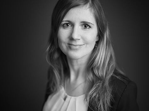 Schwarz-Weiß-Portraitfoto von Yasmin Leibenath