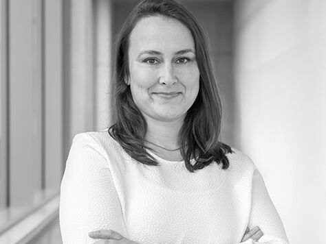 Schwarz-Weiß-Portraitfoto von Sabrin M'Barek