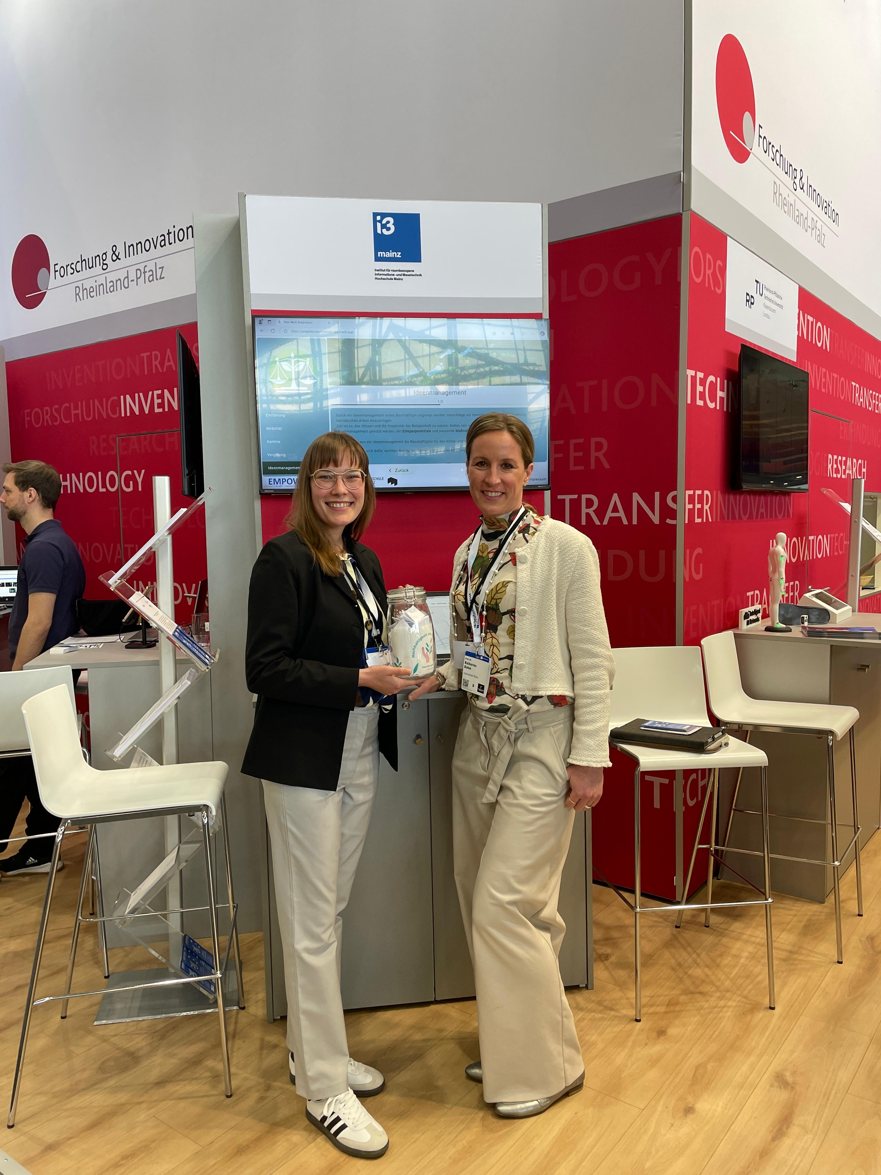 Luise Stüber und Prof. Dr. Katharina Dahm stellten bei der Hannover Messe ihr Analysetool für Betriebsräte vor