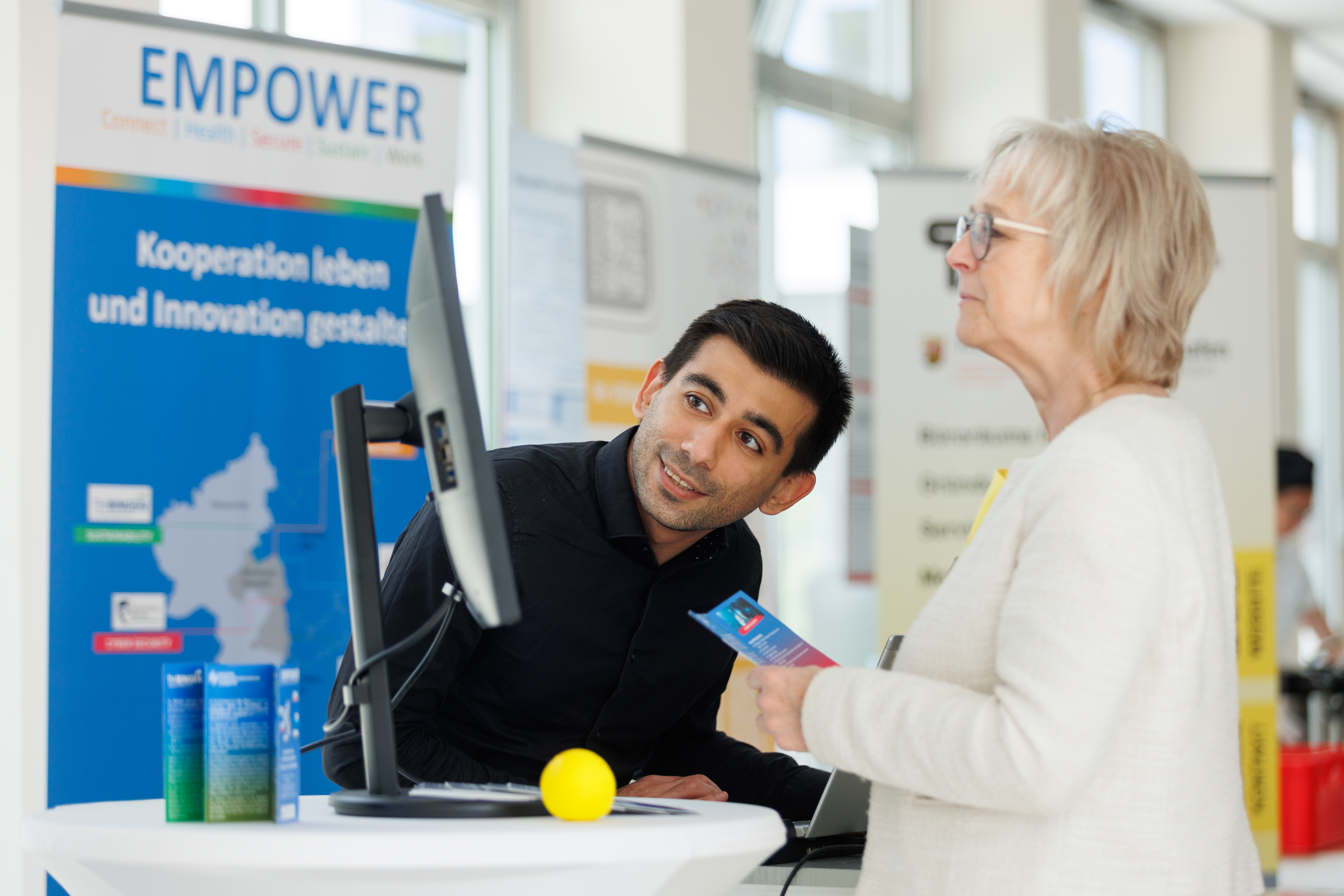 Dr. Doris Wittneben, Leiterin Bereich Zukunftsfelder und Innovation, Metropolregion Rhein-Neckar GmbH, informiert sich am EMPOWER-Stand (Bild: MRN/Jan Hillnhütter).