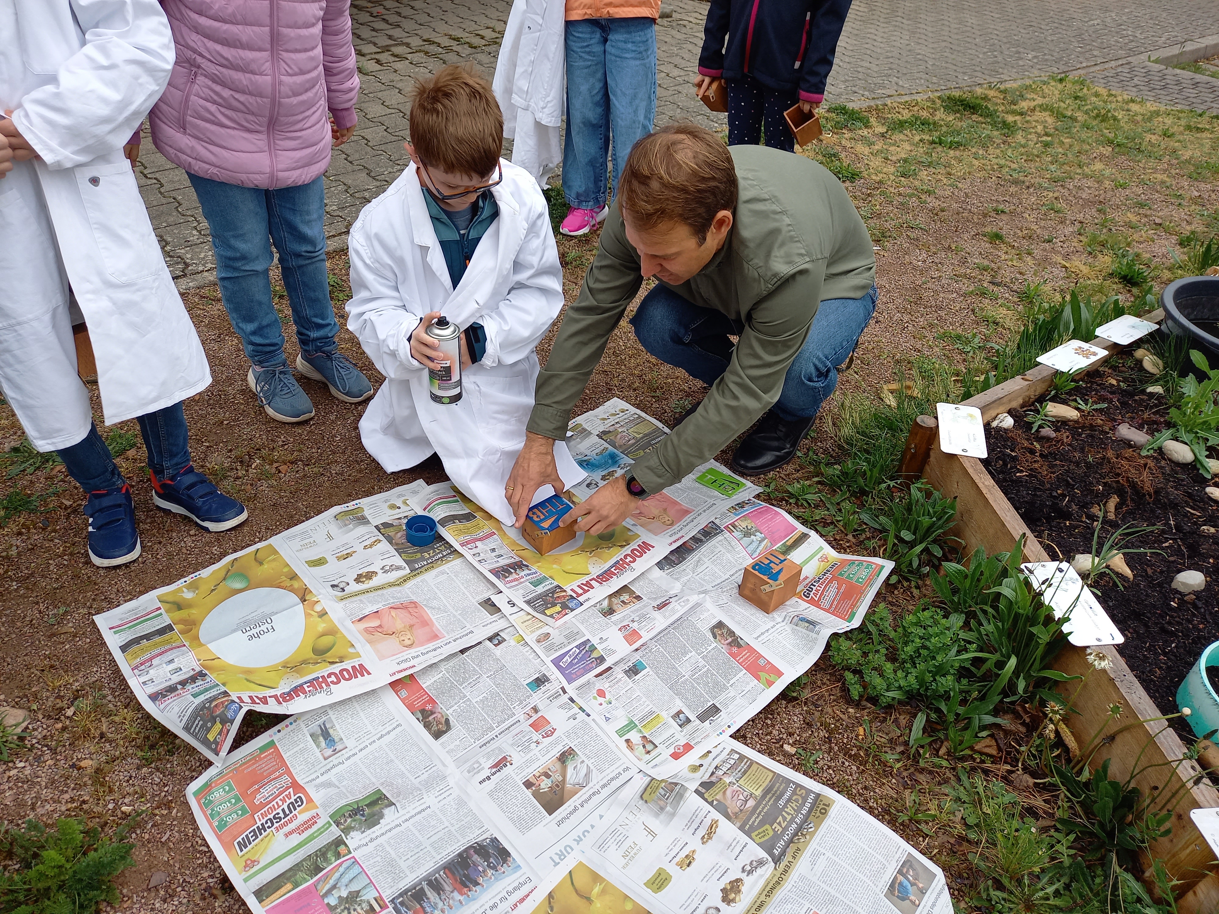 Prof. Dr. Bruno Grimm und ein Schüler beim Bauen einer Nisthilfe für Wildbienen