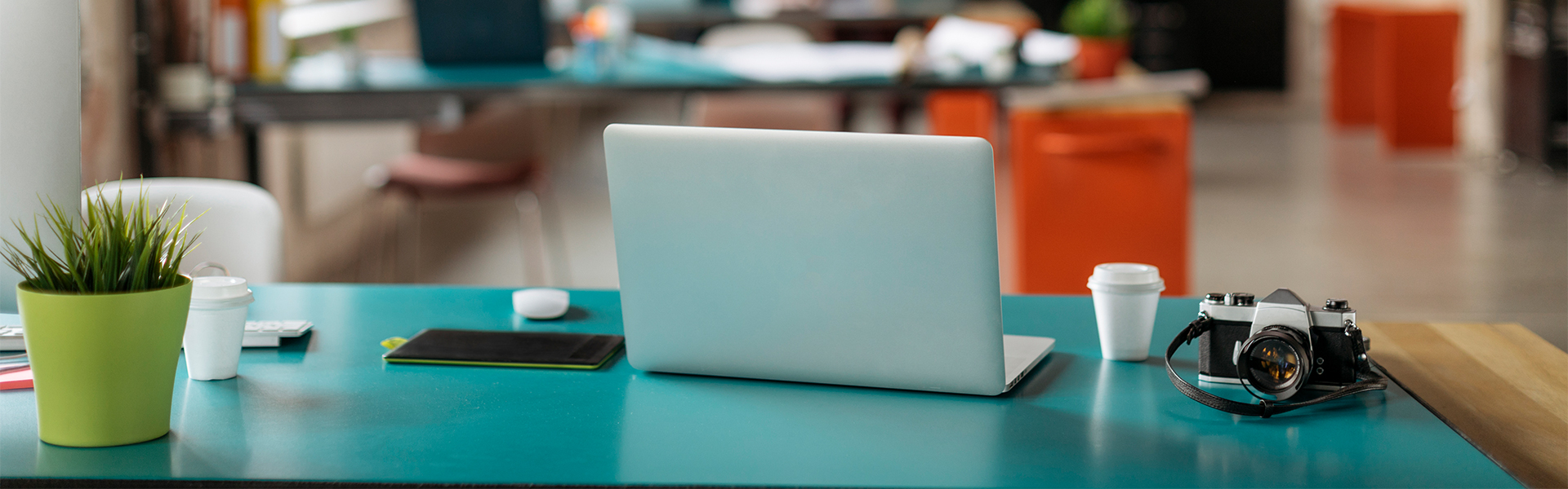 Forschung zum Megatrend New Work: Arbeitsplatz mit Laptop in einem modernen Büro