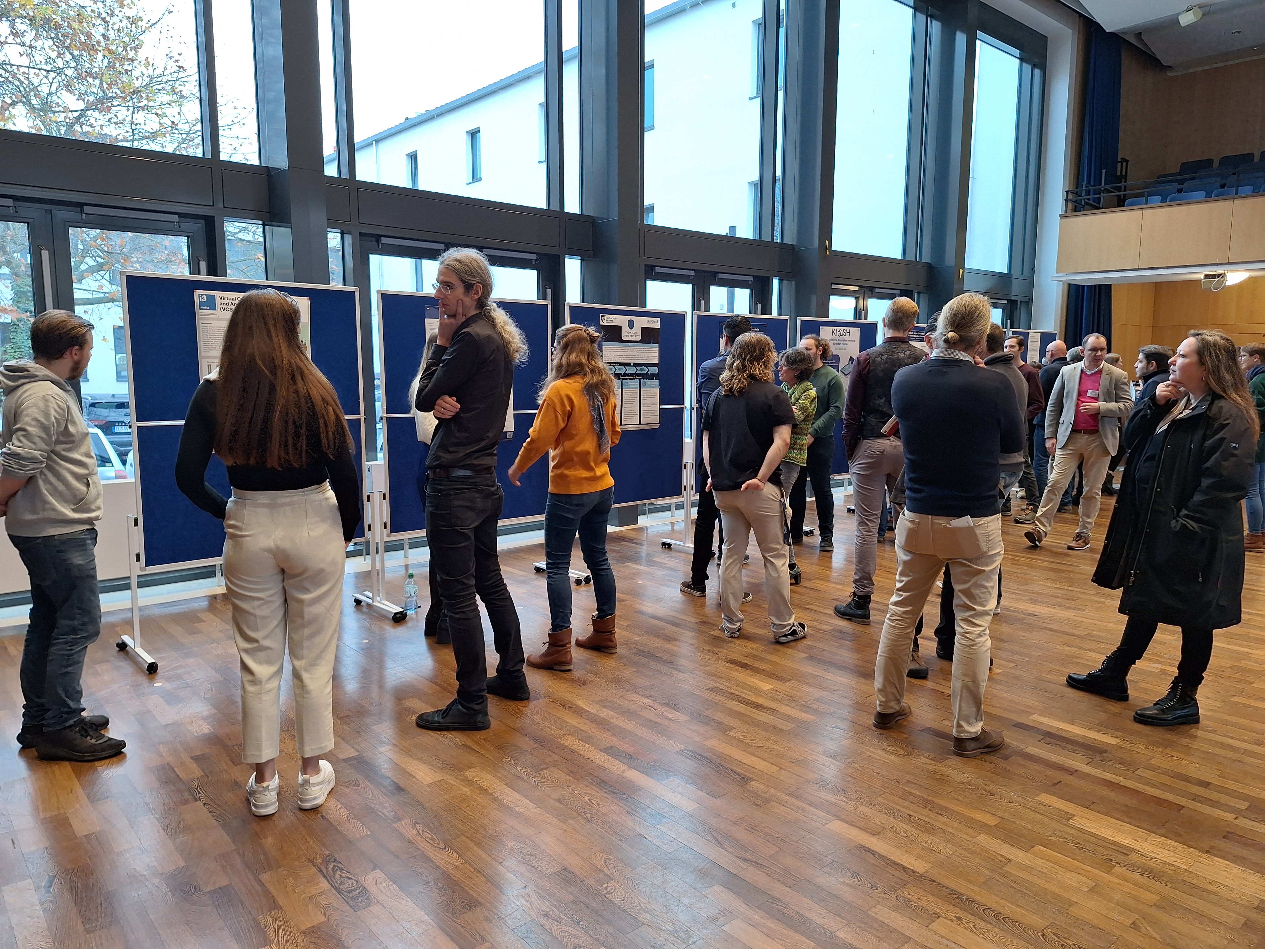 Posterpräsentation in der Aula der Hochschule Worms beim Forschungstag am 17. 11.2023
