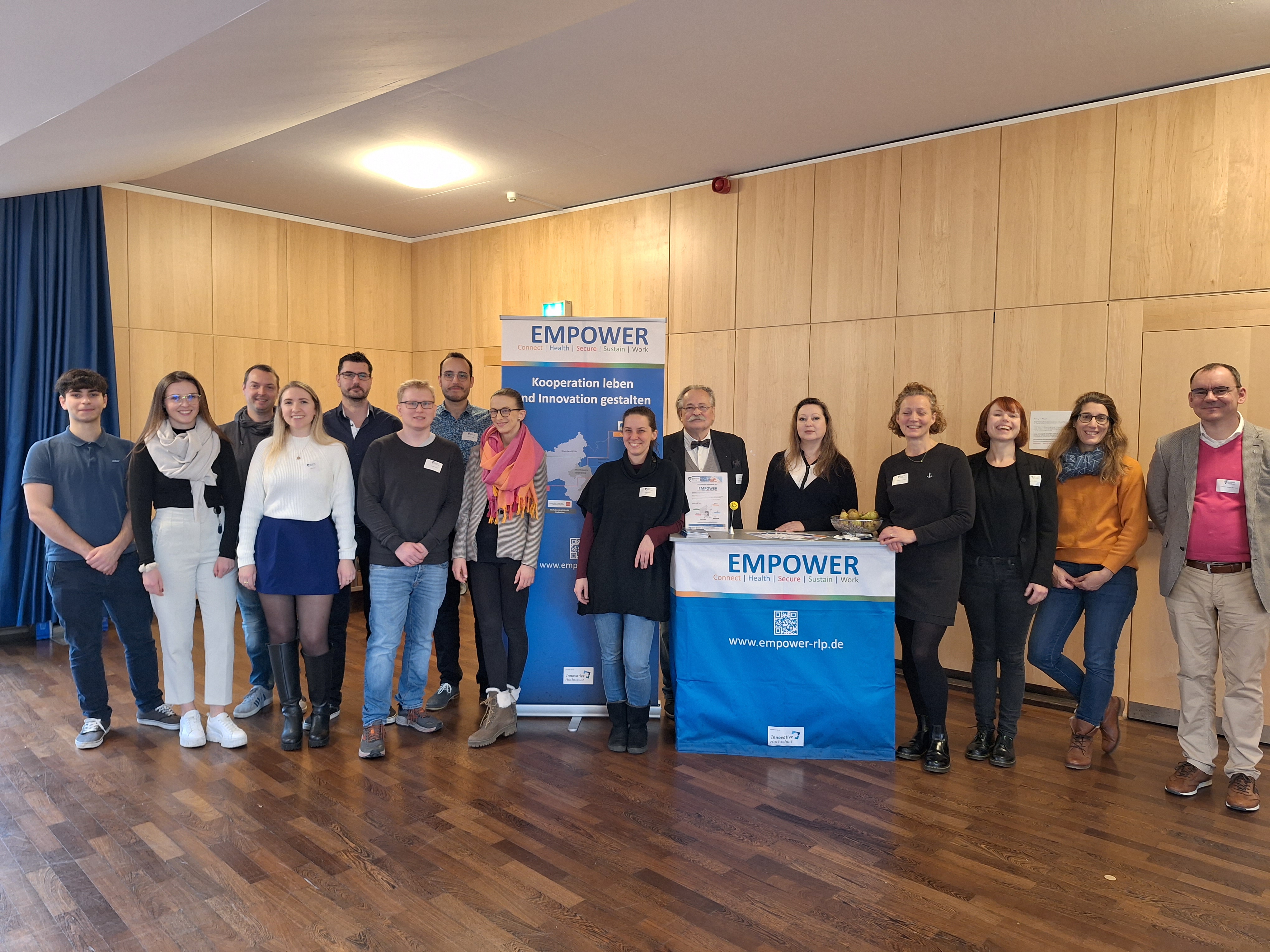 Schülerinnen und Schüler der 13. Klasse der BBS Landau zu Besuch am EMPOWER-Messestand