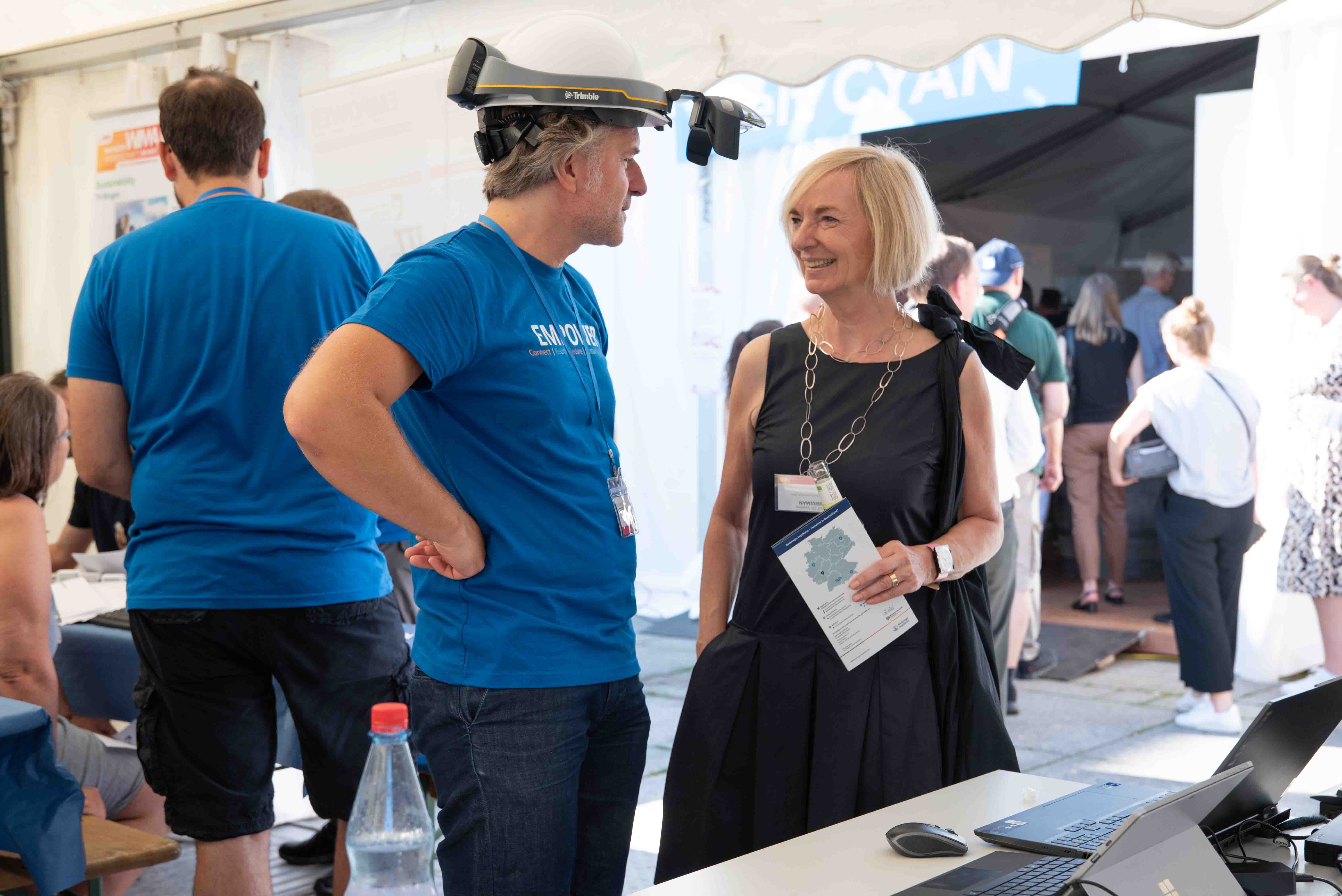 EMPOWER-Projektmitarbeiter im Gespräch mit einer Besucherin auf dem Mainzer Wissenschaftsmarkt