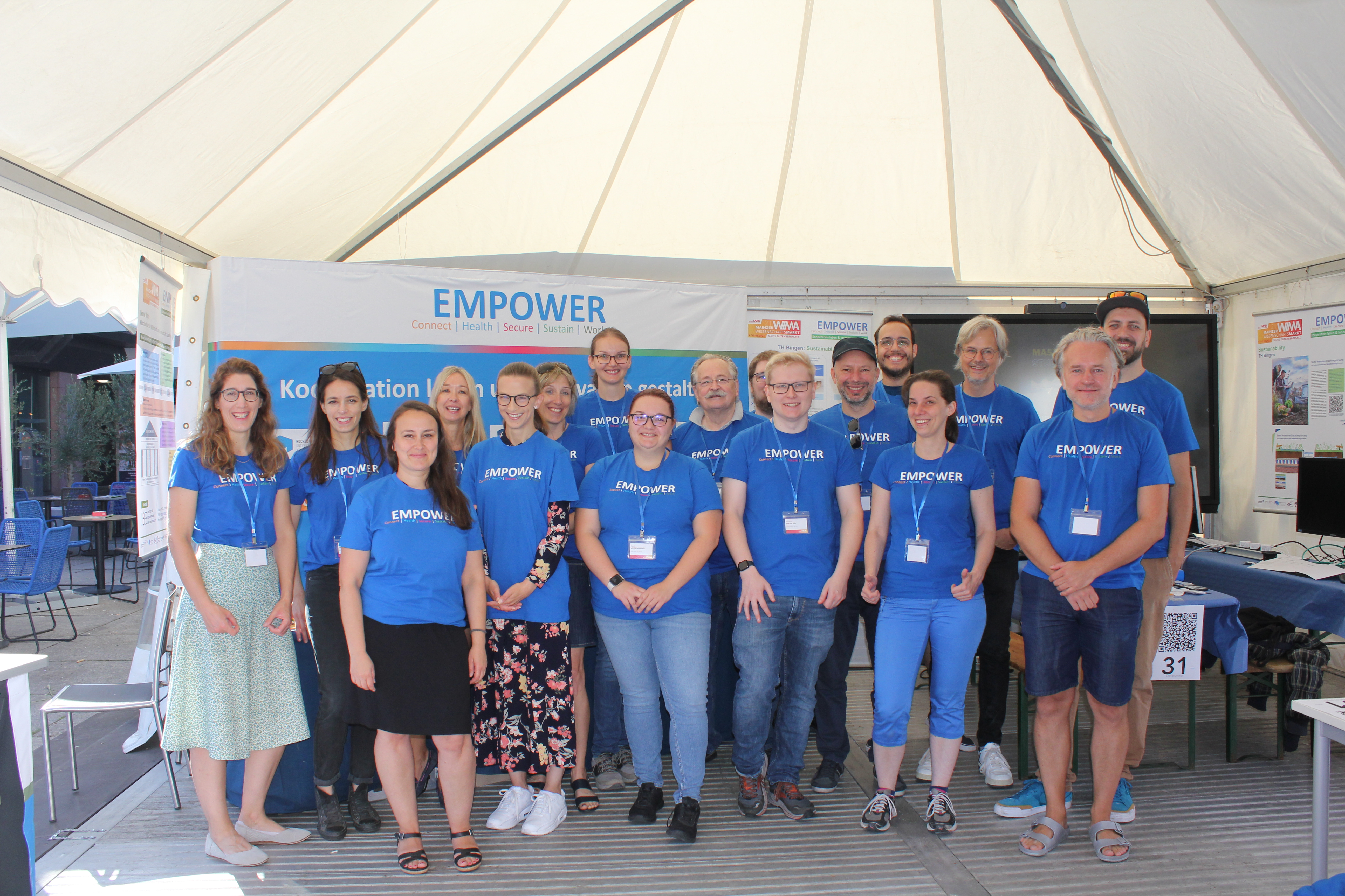 Gruppenfoto des EMPOWER-Teams auf dem Mainzer Wissenschaftsmarkt