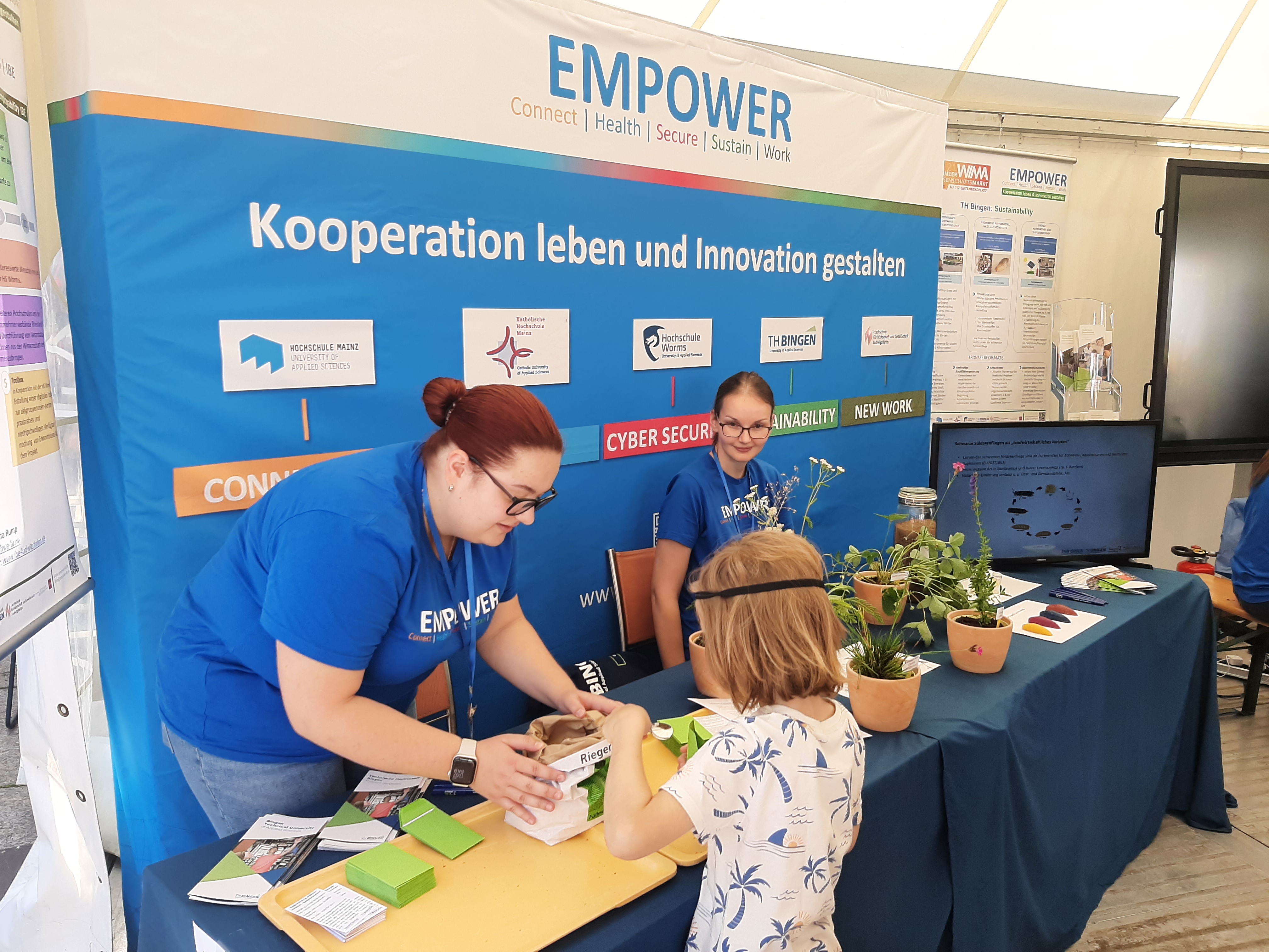 Eine kleine Besucherin am Stand des EMPOWER-Verbundprojekts auf dem Mainzer Wissenschaftsmarkt