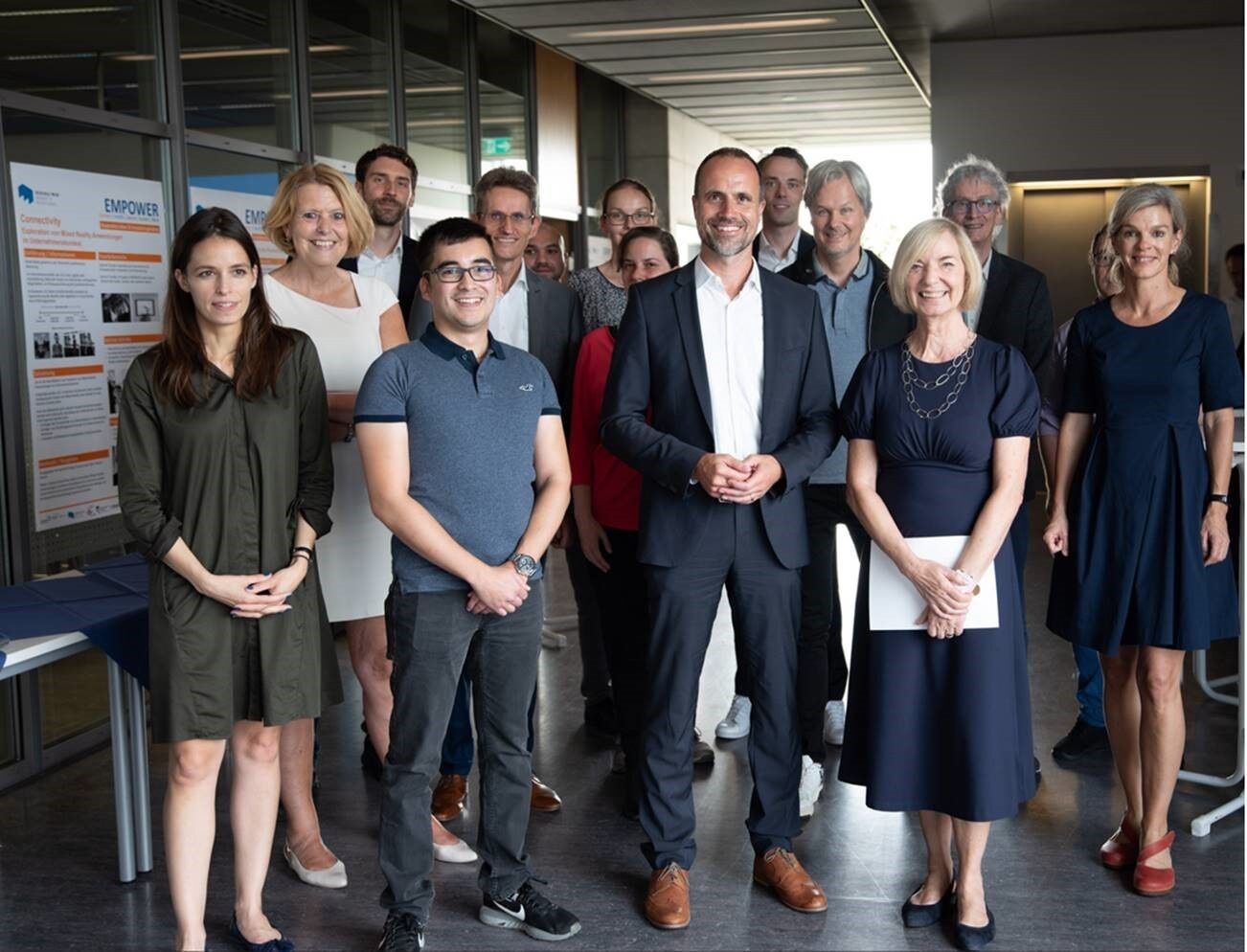Wissenschaftsminister Hoch beim Besuch an der Hochschule Mainz mit Hochschulpräsidentin Prof. Dr. Susanne Weissmann und Mitgliedern des EMPOWER-Verbundprojekts