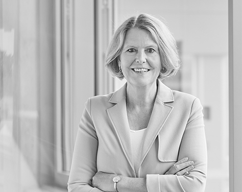 Schwarz-Weiß-Portraitfoto von Prof. Dr. Anett Mehler-Bicher - Leitung Connectivity, Projektleitung Exploration von Mixed Reality Anwendungen im Unternehmenskontext