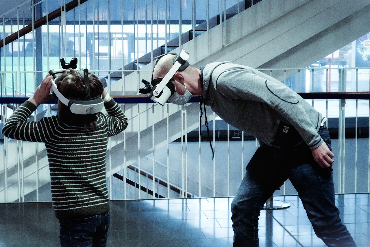 Ein Junge und ein Mann mit Virtual Reality Brillen