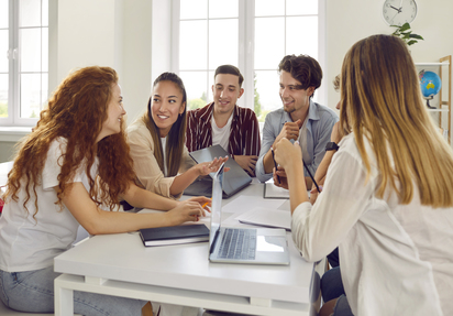 Gruppe von Auszubildenden in Gesundheitsberufen tauscht sich beim Peer-to-Peer-Transfer aus