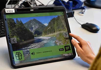 Person bei der Anwendung der BaSeTaLK App zur Förderung der sozialen Teilhabe älterer Menschen