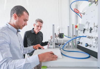 Das EMPOWER Wasserstoff-Team um Projektleiter Prof. Michael Mangold und Doktorand Abdulrahman Allam an der Demonstrationsanlage